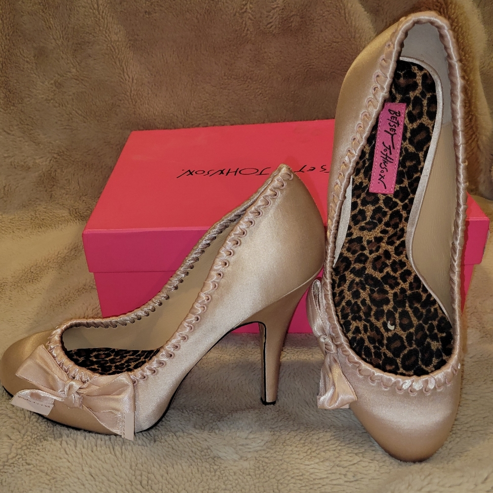 Betsey Johnson Size 8 Pink Satin Shoes